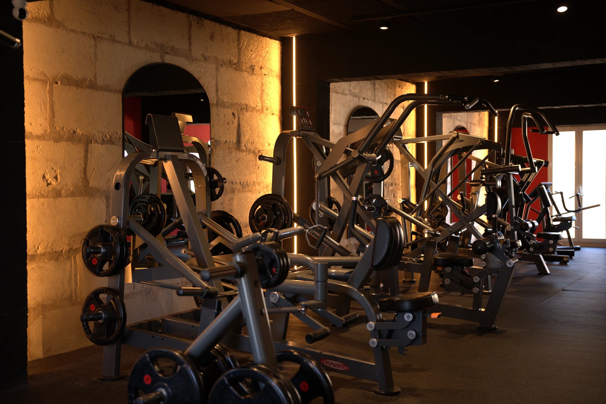 Entrenando en la sala de Top Elite Sport Center